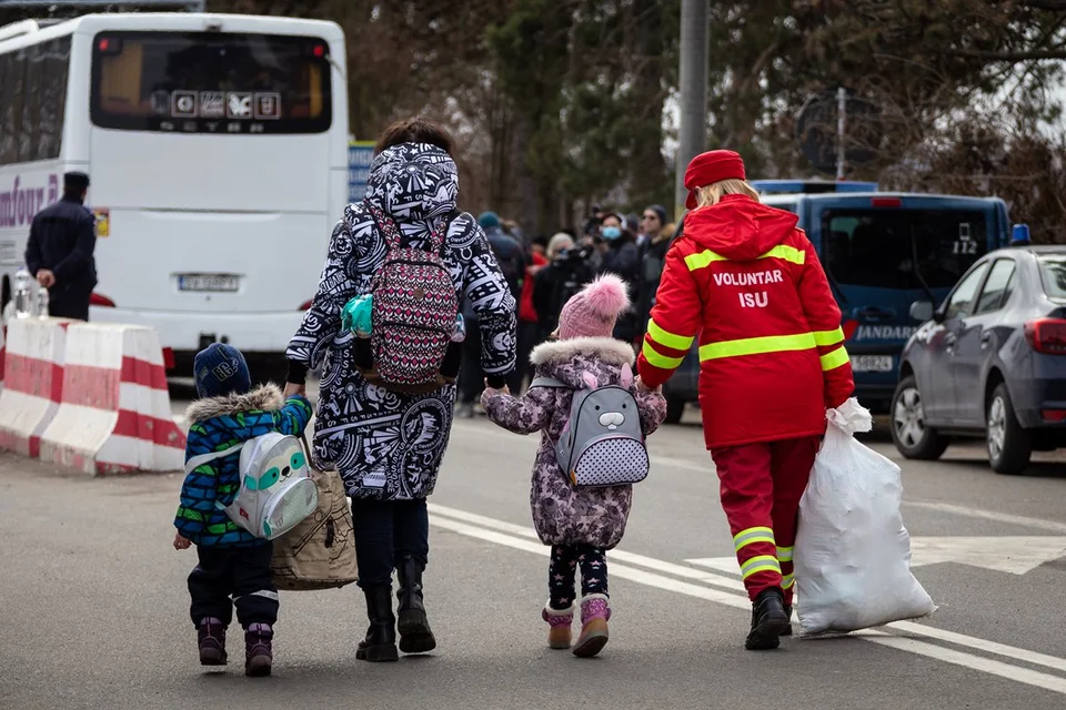 CH1654412-Ukrainian-children-crossing-border-into-Romania_2 CH1654412-Ukrainian-children-crossing-border-into-Romania_2
