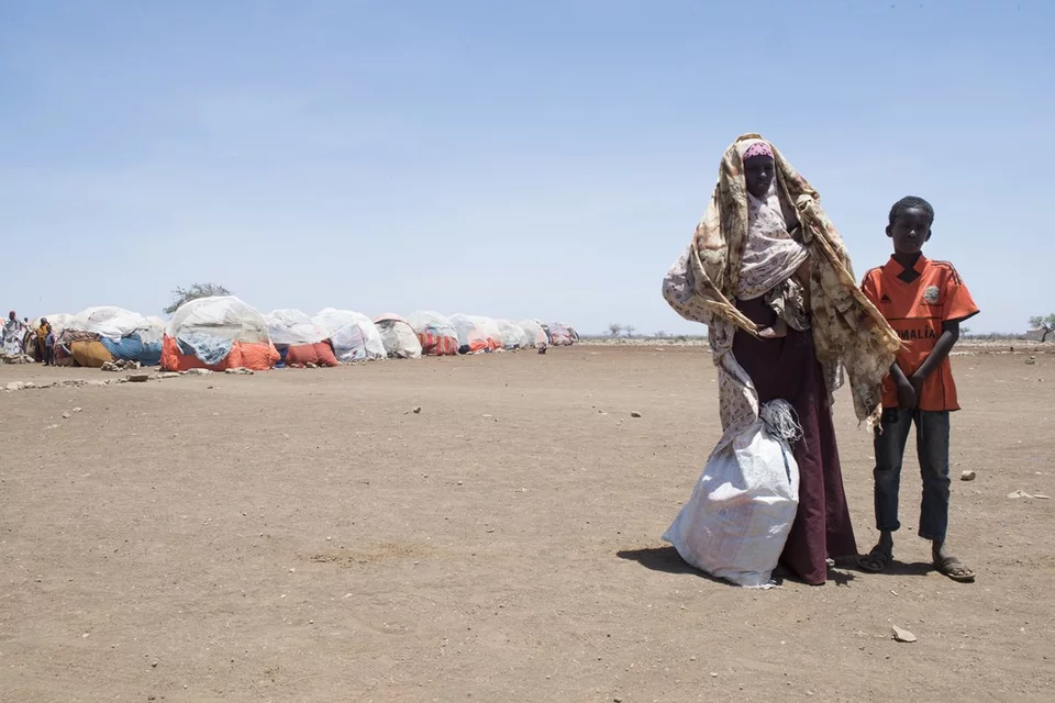 CH1659625-Leylo-28-photographed-with-her-four-month-old-son-Assad-and-her-12-year-old-son-Yuusuf-in-a-camp-in-Baidoa-in-the-South-West-State-of-Somalia_1 CH1659625-Leylo-28-photographed-with-her-four-month-old-son-Assad-and-her-12-year-old-son-Yuusuf-in-a-camp-in-Baidoa-in-the-South-West-State-of-Somalia_1