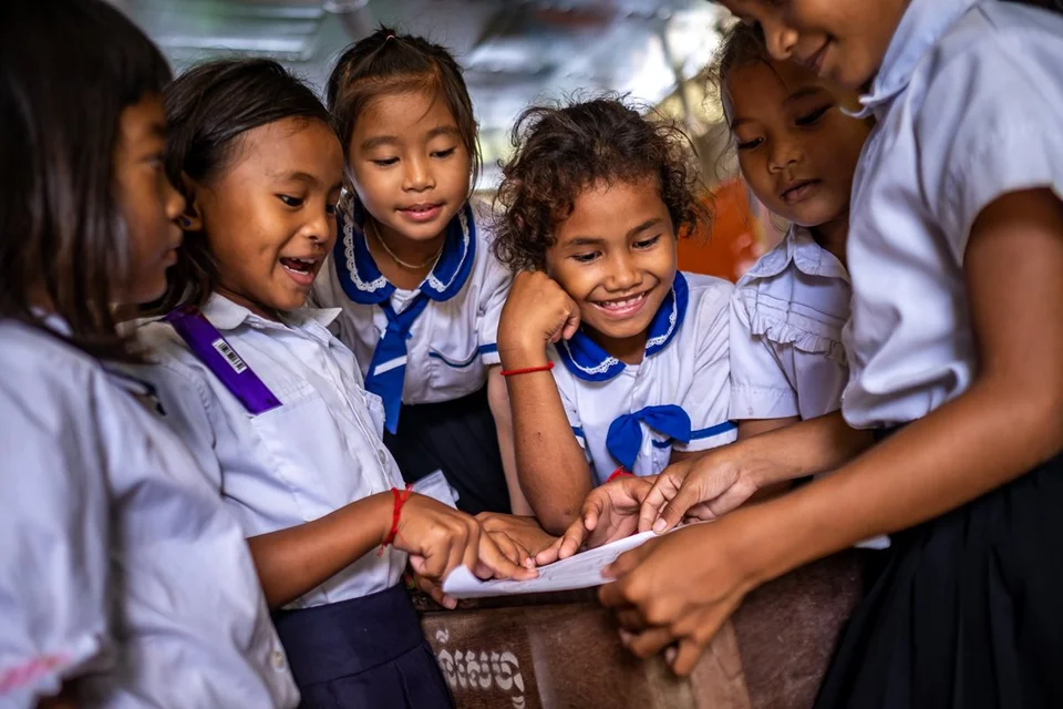 children-learning-at-a-floating-school children-learning-at-a-floating-school