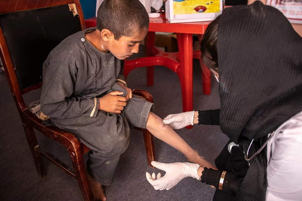 ch1739062-mujtaba-8-receives-treatment-at-a-save-the-children-mobile-health-unit-in-the-jawzjan-province-of-northern-afghanistan.png ch1739062-mujtaba-8-receives-treatment-at-a-save-the-children-mobile-health-unit-in-the-jawzjan-province-of-northern-afghanistan.png