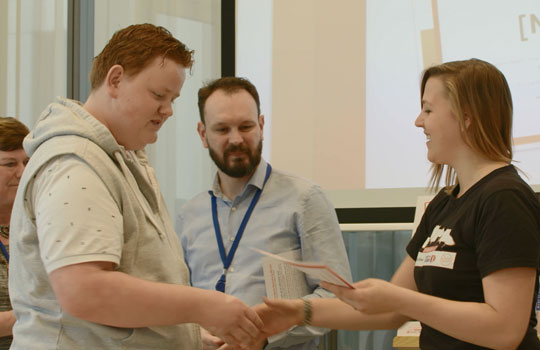 melvin ontvangt zijn certificaat