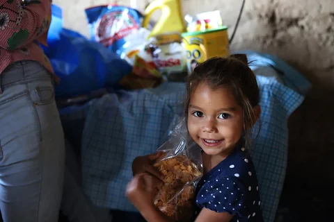 ch1530017-aleska-2-holding-food-her-mother-bought-with-a-cash-voucher_2