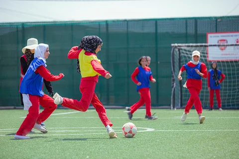 Meiden voetballen in een vluchtelingenkamp in Jordanië