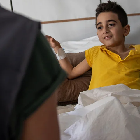 Verpleegkundige Becky behandelt de tienjarige Ahmed in onze medische kliniek in Gaza