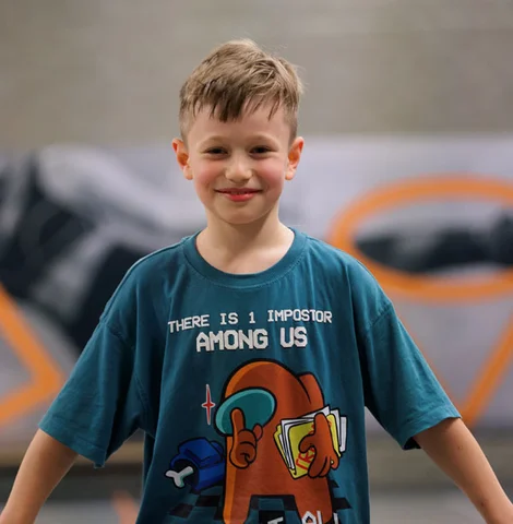 jongetje in gymzaal- cover van pdf TeamUp op school