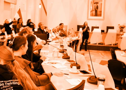 jongeren in een raadszaal