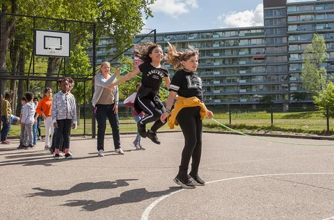 kinderen spelen buiten een spel