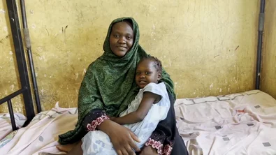 CH1826595-Rana-27-holds-her-daughter-Sara