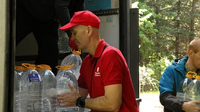 CH1679209-David-Wright-Chief-Operating-Officer-helps-with-a-water-delivery-in-Ukraine-Donetsk.JP