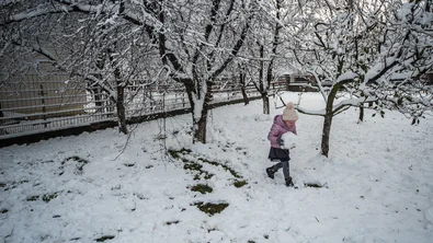 CH1751350-Alyona-5-plays-in-the-snow-at-her-home-in-Suceava-county-northern-Romania