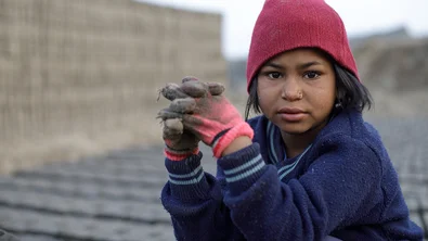 Sita werkt in een baksteenfabriek