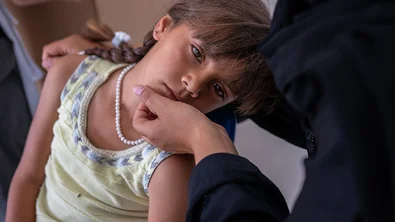 Zevenjarige Sandy voelt zich ziek door de leefomstandigheden