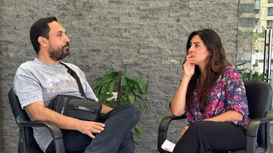 Nadia Moussaid in gesprek met een vader