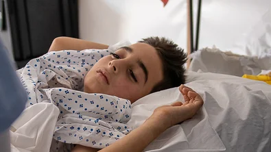 De tienjarige Ahmed is gewond geraakt tijdens een bombardement op zijn huis in Gaza. Hij werd in de noodhulpkliniek van Save the Children behandeld.