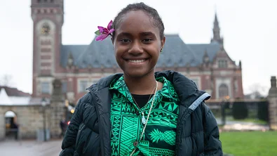 Vepaiamele voor het vredespaleis in Den Haag