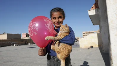Reyhan houdt haar kat vast