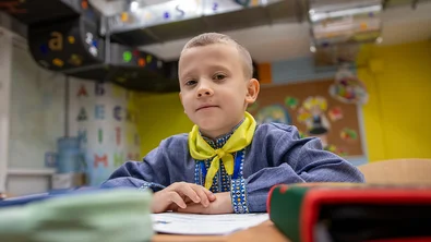Artem heeft les in een metroschool
