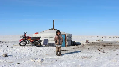 De zesjarige Khongorzul in de sneeuw in Mongolië
