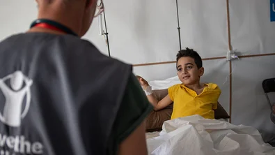 De tienjarige Ahmed wordt geholpen door verpleegkundige Becky