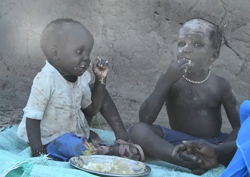 CH1607078-Adut-15-with-her-brother-Francis-eating-outside-their-home_1