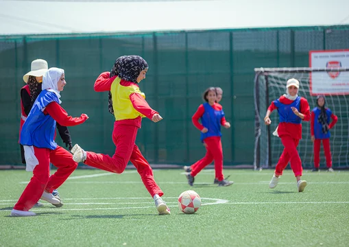 Meiden voetballen in een vluchtelingenkamp in Jordanië