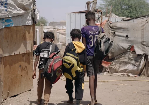 Kinderen lopen in een kamp in Jemen