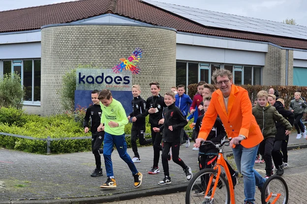 leerlingen en meester basisschool kardoes aan het sporten voor hun school
