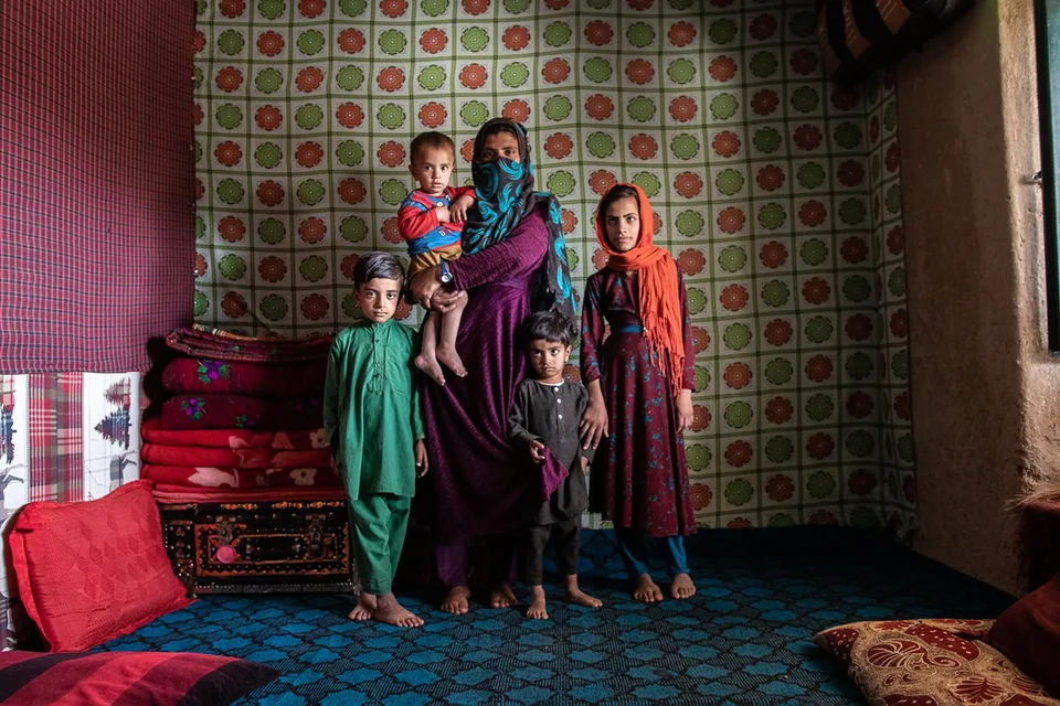 ch1731074-farah-and-four-of-her-children-were-caught-up-in-an-explosion-near-their-house-in-sar-e-pul-province-afghanistan.png
