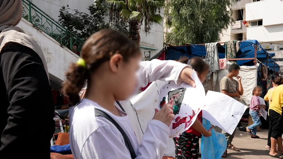 CH1909303-A-child-in-Gaza-painting-with-her-finger