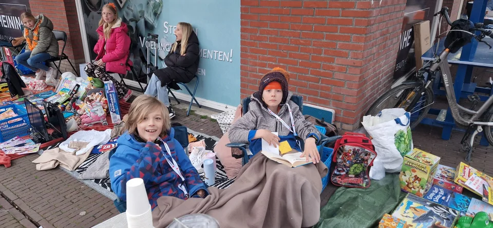 Kris en Julian op de vrijmarkt