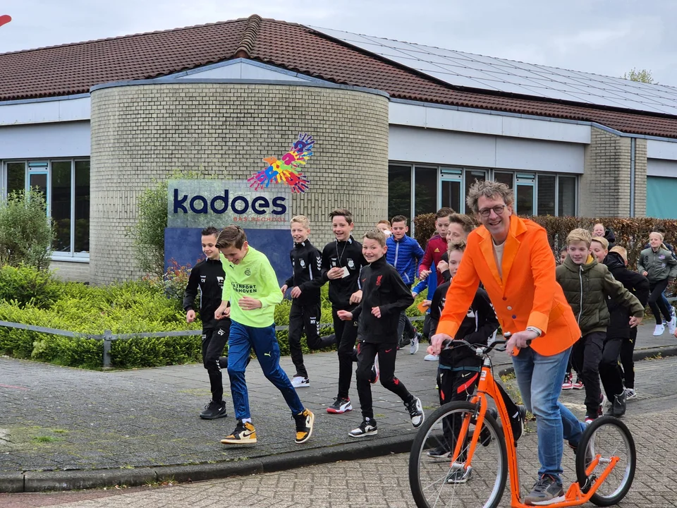 leerlingen en meester basisschool kardoes aan het sporten voor hun school