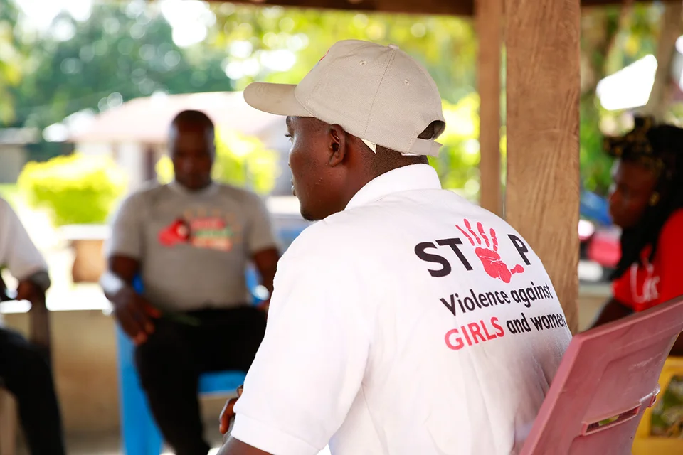Ibrahim draagt een shirt met de tekst: 'stop geweld tegen meisjes' in Sierre Leone