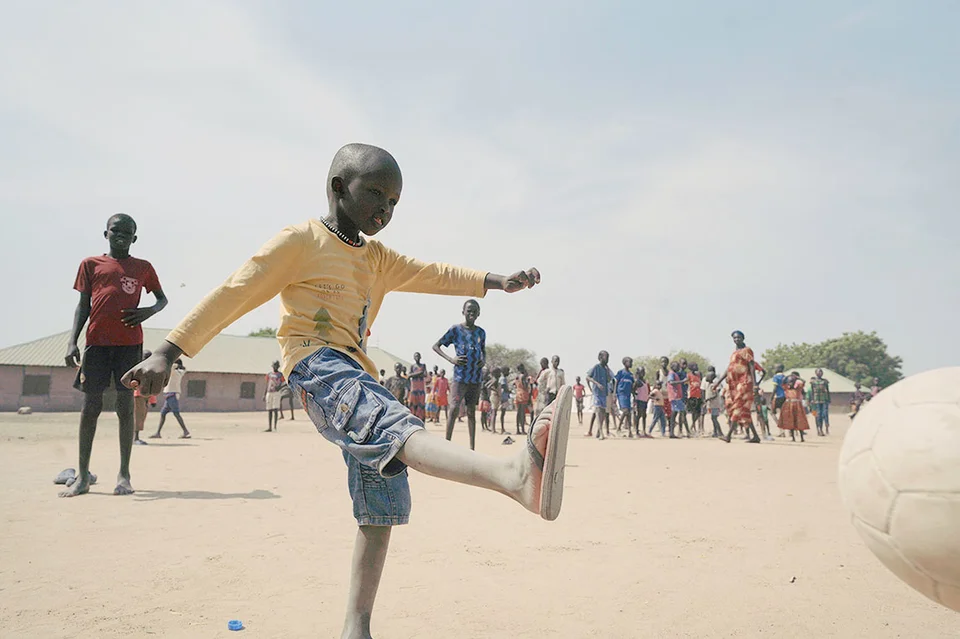 Kinderen spelen voetbal