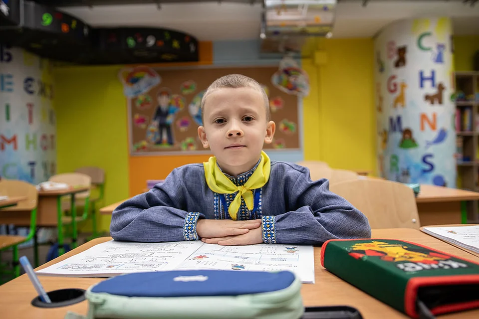 Artem, 6 jaar, in een ondergrondse school in Charkiv
