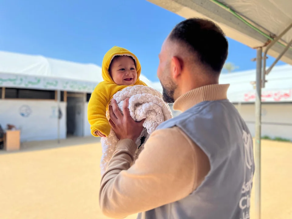 Baby Sameer samen met onze hulpverlener Ali in Gaza