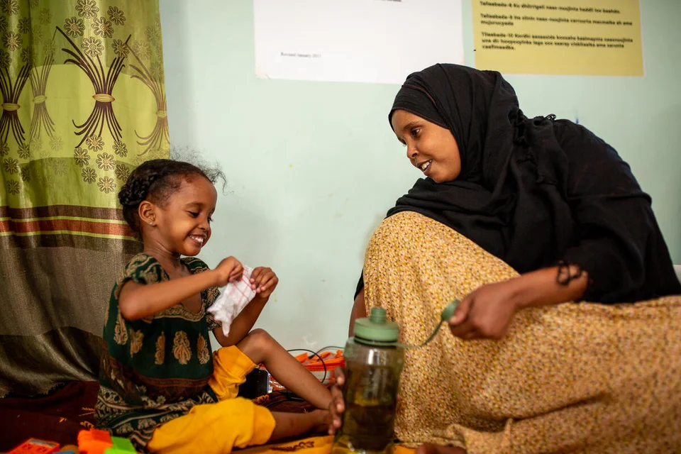CH1696361-Ubah-four-with-mum-Yasmiin-28-at-a-stabalisation-centre-for-children-with-SAM-in-Puntland-Somalia.jpg%3Fext%3D.jpg.webp