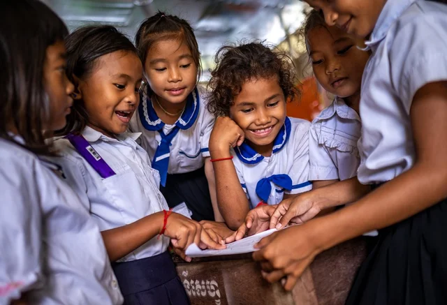 children-learning-at-a-floating-school
