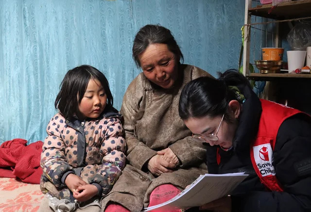 CH1683700-Sarah-11-walking-hand-in-hand-with-a-Save-the-Children-Protection-Officer-who-supported-her-Daisy-Malawi.jpg CH1683700-Sarah-11-walking-hand-in-hand-with-a-Save-the-Children-Protection-Officer-who-supported-her-Daisy-Malawi.jpg