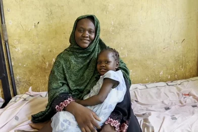 CH1826595-Rana-27-holds-her-daughter-Sara