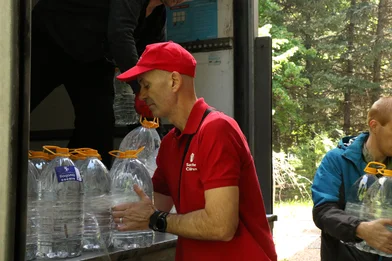 CH1679209-David-Wright-Chief-Operating-Officer-helps-with-a-water-delivery-in-Ukraine-Donetsk.JP