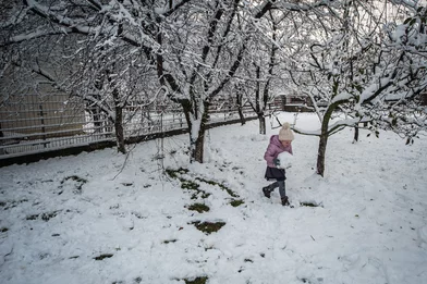 CH1751350-Alyona-5-plays-in-the-snow-at-her-home-in-Suceava-county-northern-Romania