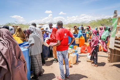 CH1822211-People-queuing-to-get-clean-water-provided-by-Save-the-Children-after-floods-destroyed-infrastructure-in-Southern-Somalia.jpg