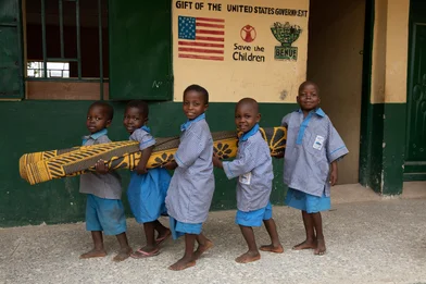 ch1681457-children-carry-a-mat-to-their-classroom-at-their-school-in-benue-state-nigeria-min