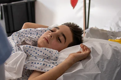 De tienjarige Ahmed is gewond geraakt tijdens een bombardement op zijn huis in Gaza. Hij werd in de noodhulpkliniek van Save the Children behandeld.