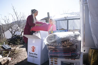 De negenjarige Fidan ontvangt warme dekens voor de winter