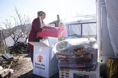 De negenjarige Fidan ontvangt warme dekens voor de winter