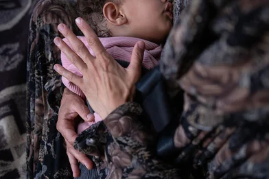 Yasmeen houdt haar dochter Heba vast