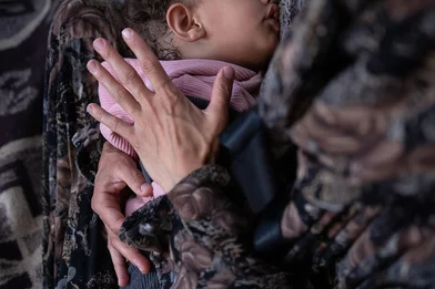 Yasmeen houdt haar dochter Heba vast