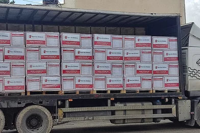 Truck met hulpgoederen