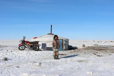 De zesjarige Khongorzul in de sneeuw in Mongolië